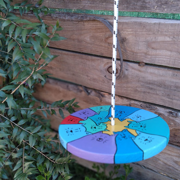 Hamaca circular de madera pintada - Imagen 4